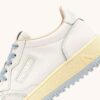 ZAPATILLAS DE GOLF BAJAS EN PIEL COLOR BLANCO Y AZUL PERLA