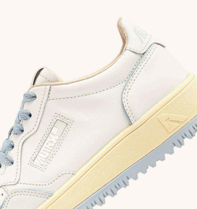 ZAPATILLAS DE GOLF BAJAS EN PIEL COLOR BLANCO Y AZUL PERLA