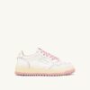 ZAPATILLAS DE GOLF BAJAS EN PIEL BLANCA Y CORAL