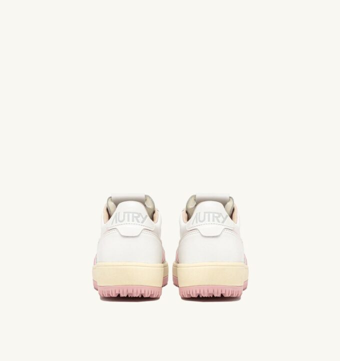 ZAPATILLAS DE GOLF BAJAS EN PIEL BLANCA Y CORAL