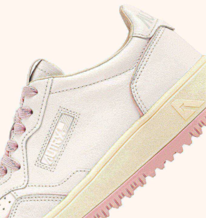 ZAPATILLAS DE GOLF BAJAS EN PIEL BLANCA Y CORAL