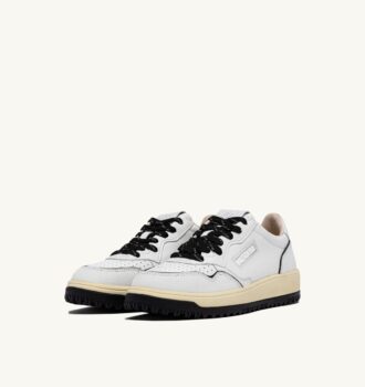 ZAPATILLAS DE GOLF BAJAS EN PIEL BLANCA Y NEGRA ZAPATILLAS DE GOLF BAJAS EN PIEL BLANCA Y NEGRA