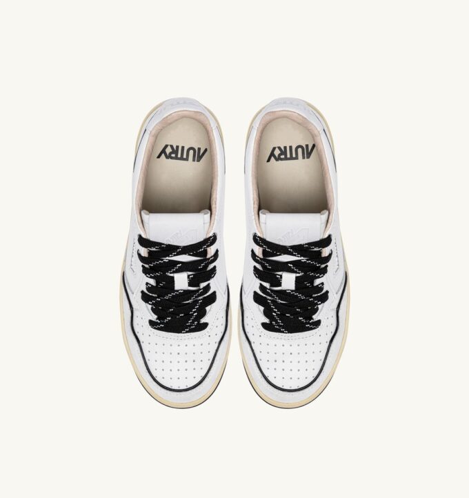 ZAPATILLAS DE GOLF BAJAS EN PIEL BLANCA Y NEGRA