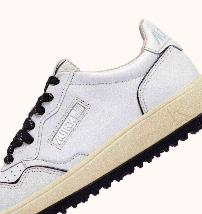 ZAPATILLAS DE GOLF BAJAS EN PIEL COLOR BLANCO Y NEGRO ZAPATILLAS DE GOLF BAJAS EN PIEL COLOR BLANCO Y NEGRO