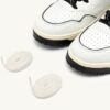 ZAPATILLAS DE GOLF BAJAS EN PIEL COLOR BLANCO Y NEGRO ZAPATILLAS DE GOLF BAJAS EN PIEL COLOR BLANCO Y NEGRO