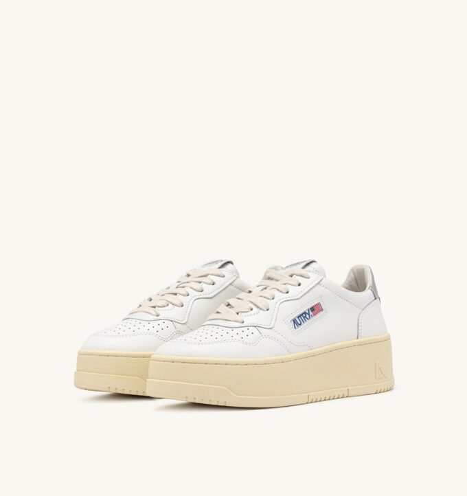 ZAPATILLAS DE PLATAFORMA MEDALIST EN PIEL BLANCA Y PLATA METALIZADA ZAPATILLAS DE PLATAFORMA MEDALIST EN PIEL BLANCA Y PLATA METALIZADA