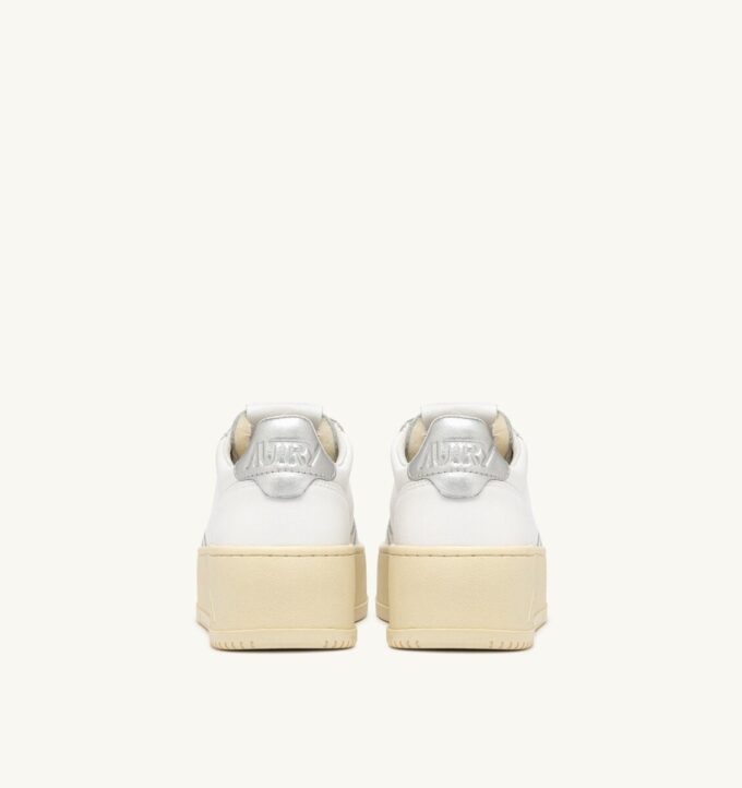 ZAPATILLAS DE PLATAFORMA MEDALIST EN PIEL BLANCA Y PLATA METALIZADA ZAPATILLAS DE PLATAFORMA MEDALIST EN PIEL BLANCA Y PLATA METALIZADA