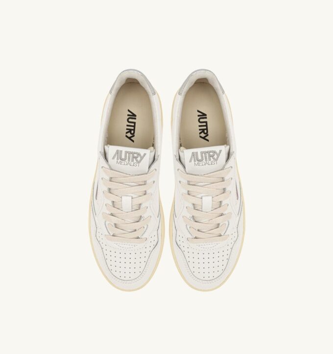 ZAPATILLAS DE PLATAFORMA MEDALIST EN PIEL BLANCA Y PLATA METALIZADA ZAPATILLAS DE PLATAFORMA MEDALIST EN PIEL BLANCA Y PLATA METALIZADA