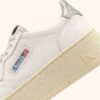 ZAPATILLAS DE PLATAFORMA MEDALIST EN PIEL BLANCA Y PLATA METALIZADA ZAPATILLAS DE PLATAFORMA MEDALIST EN PIEL BLANCA Y PLATA METALIZADA