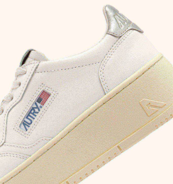 ZAPATILLAS DE PLATAFORMA MEDALIST EN PIEL BLANCA Y PLATA METALIZADA ZAPATILLAS DE PLATAFORMA MEDALIST EN PIEL BLANCA Y PLATA METALIZADA