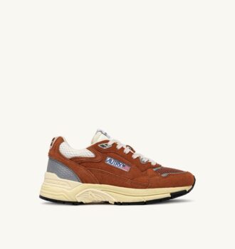 ZAPATILLAS HYPERWAY DE ANTE Y MALLA EN TONOS MARRÓN Y PLATEADO