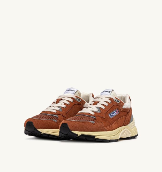 ZAPATILLAS HYPERWAY DE ANTE Y MALLA EN TONOS MARRÓN Y PLATEADO