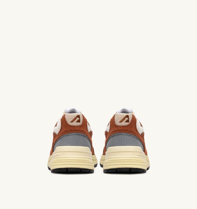 ZAPATILLAS HYPERWAY DE ANTE Y MALLA EN TONOS MARRÓN Y PLATEADO