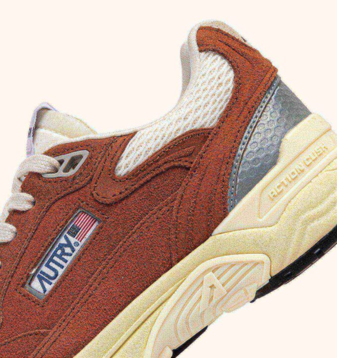 ZAPATILLAS HYPERWAY DE ANTE Y MALLA EN TONOS MARRÓN Y PLATEADO