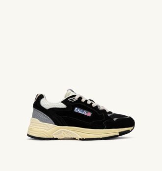 ZAPATILLAS HYPERWAY DE ANTE Y MALLA EN TONOS NEGROS Y PLATEADOS