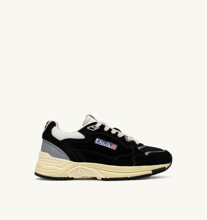 ZAPATILLAS HYPERWAY DE ANTE Y MALLA EN TONOS NEGROS Y PLATEADOS