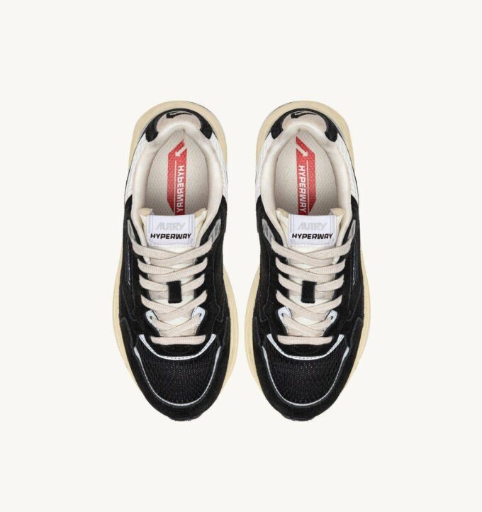 ZAPATILLAS HYPERWAY DE ANTE Y MALLA EN TONOS NEGROS Y PLATEADOS