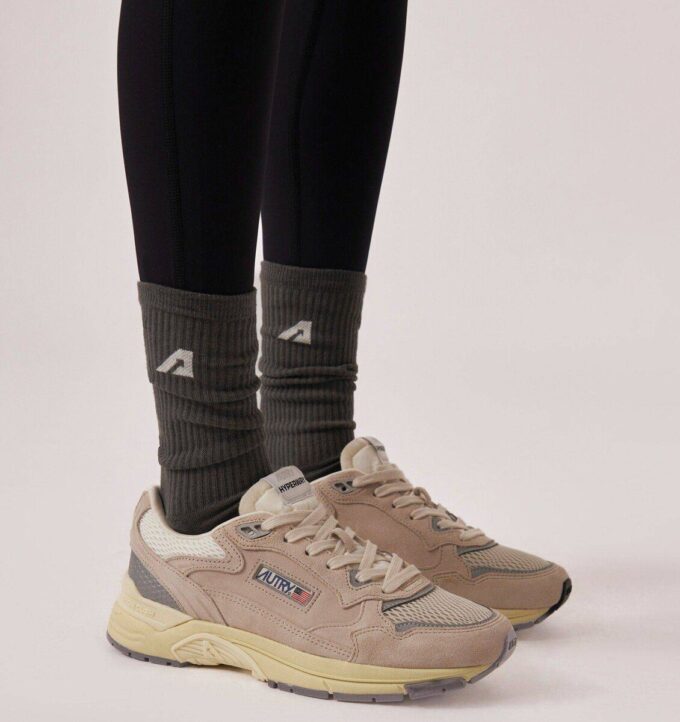 ZAPATILLAS HYPERWAY EN ANTE Y MALLA EN COLOR MARRÓN ARENA Y PLATEADO