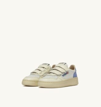 ZAPATILLAS MEDALIST LOW KIDSTRIPES EN PIEL COLOR BLANCO SUSURRO Y AZUL DELLA ROBBIA