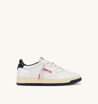 ZAPATILLAS MEDALIST LOW ‘MAISON KITSUNÉ’ DE PIEL BLANCA Y AZUL ZAPATILLAS MEDALIST LOW ‘MAISON KITSUNÉ’ DE PIEL BLANCA Y AZUL