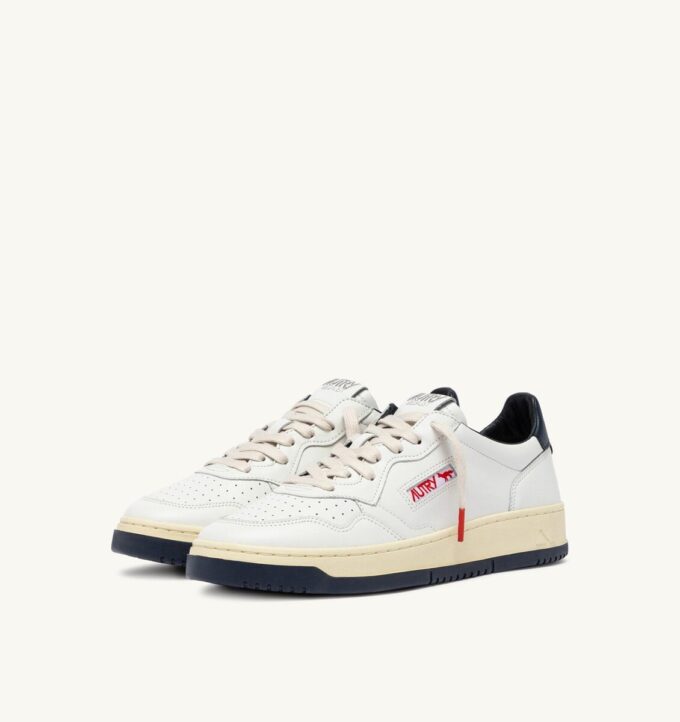 ZAPATILLAS MEDALIST LOW ‘MAISON KITSUNÉ’ DE PIEL BLANCA Y AZUL ZAPATILLAS MEDALIST LOW ‘MAISON KITSUNÉ’ DE PIEL BLANCA Y AZUL
