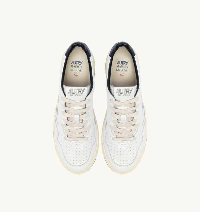 ZAPATILLAS MEDALIST LOW ‘MAISON KITSUNÉ’ DE PIEL BLANCA Y AZUL ZAPATILLAS MEDALIST LOW ‘MAISON KITSUNÉ’ DE PIEL BLANCA Y AZUL