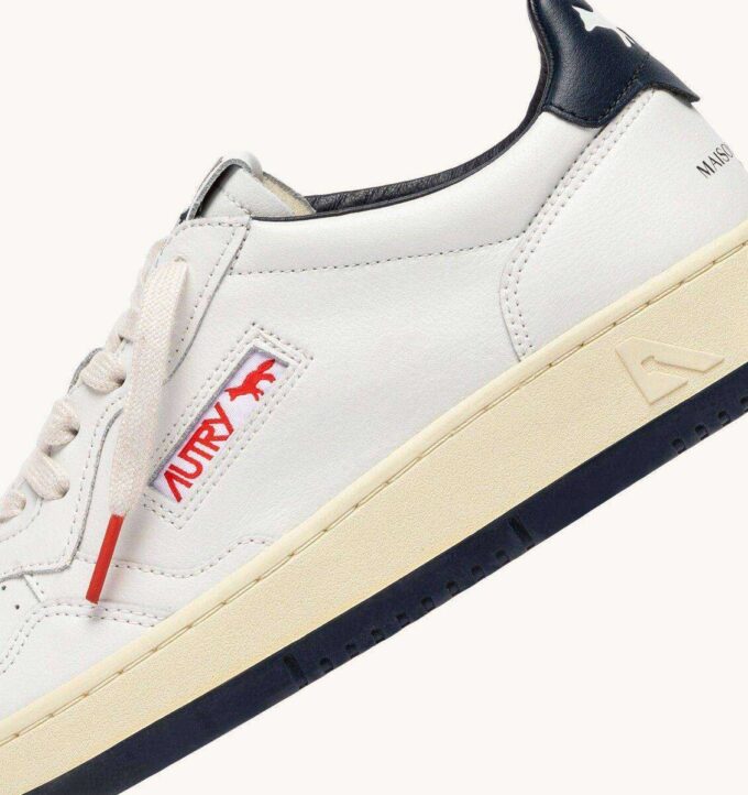 ZAPATILLAS MEDALIST LOW ‘MAISON KITSUNÉ’ DE PIEL BLANCA Y AZUL ZAPATILLAS MEDALIST LOW ‘MAISON KITSUNÉ’ DE PIEL BLANCA Y AZUL
