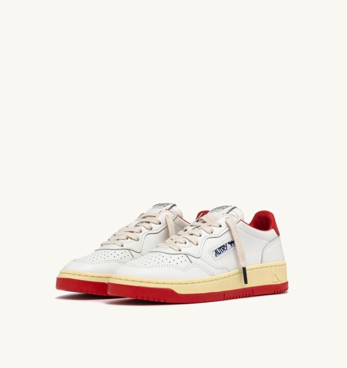 ZAPATILLAS MEDALIST LOW ‘MAISON KITSUNÉ’ DE PIEL BLANCA Y ROJO ARCILLA ZAPATILLAS MEDALIST LOW ‘MAISON KITSUNÉ’ DE PIEL BLANCA Y ROJO ARCILLA