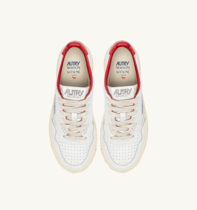 ZAPATILLAS MEDALIST LOW ‘MAISON KITSUNÉ’ DE PIEL BLANCA Y ROJO ARCILLA ZAPATILLAS MEDALIST LOW ‘MAISON KITSUNÉ’ DE PIEL BLANCA Y ROJO ARCILLA