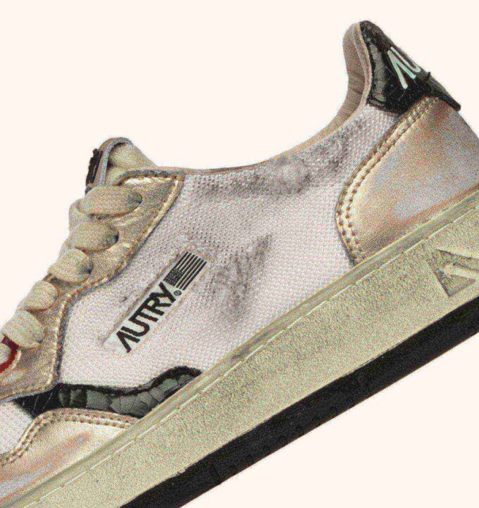 ZAPATILLAS MEDALIST LOW SUPER VINTAGE DE MALLA BLANCA, ANTE DORADO Y CUERO NEGRO ZAPATILLAS MEDALIST LOW SUPER VINTAGE DE MALLA BLANCA, ANTE DORADO Y CUERO NEGRO