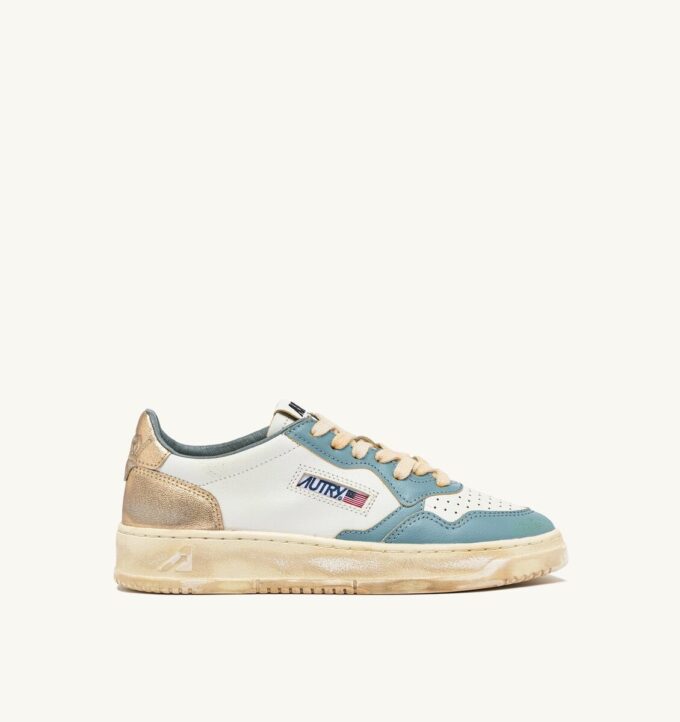 ZAPATILLAS MEDALIST LOW SUPER VINTAGE EN BLANCO, PLATA-AZUL Y PLATINO ZAPATILLAS MEDALIST LOW SUPER VINTAGE EN BLANCO, PLATA-AZUL Y PLATINO
