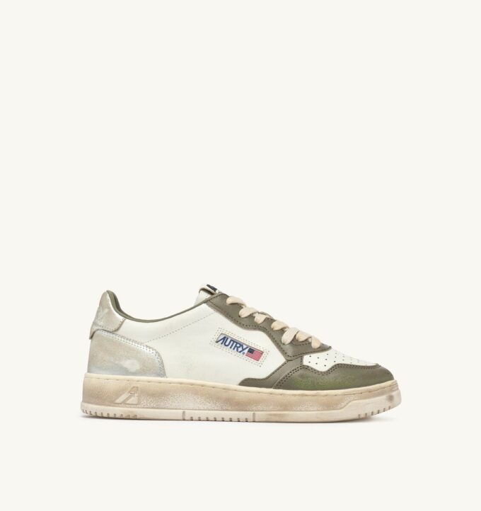 ZAPATILLAS MEDALIST LOW SUPER VINTAGE EN BLANCO SUSURRO, VERDE Y PLATA ZAPATILLAS MEDALIST LOW SUPER VINTAGE EN BLANCO SUSURRO, VERDE Y PLATA