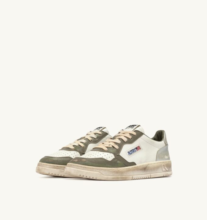 ZAPATILLAS MEDALIST LOW SUPER VINTAGE EN BLANCO SUSURRO, VERDE Y PLATA ZAPATILLAS MEDALIST LOW SUPER VINTAGE EN BLANCO SUSURRO, VERDE Y PLATA