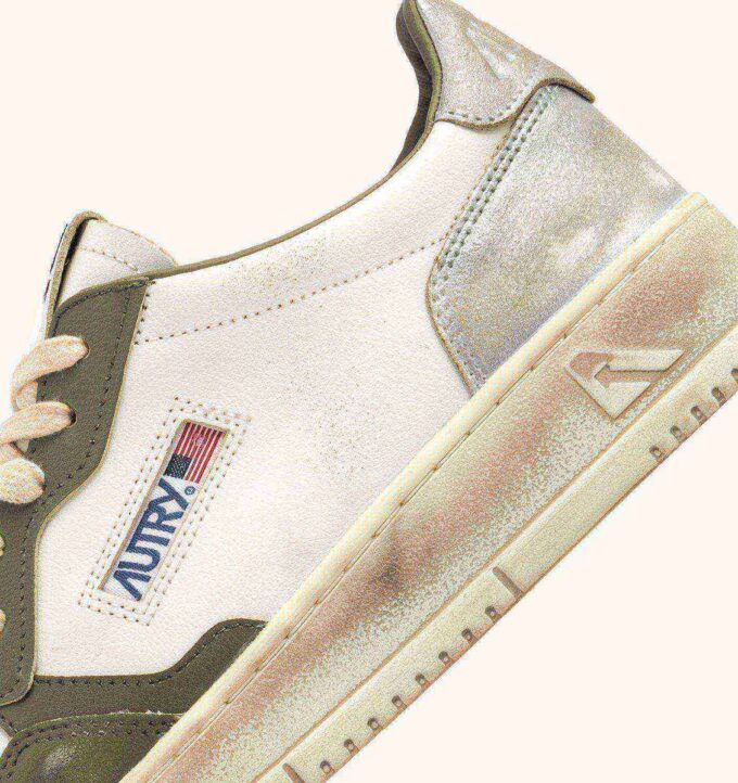 ZAPATILLAS MEDALIST LOW SUPER VINTAGE EN BLANCO SUSURRO, VERDE Y PLATA ZAPATILLAS MEDALIST LOW SUPER VINTAGE EN BLANCO SUSURRO, VERDE Y PLATA