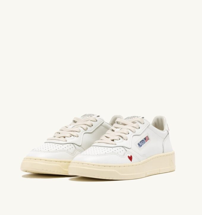 ZAPATILLAS MEDALLISTAS ‘LOVE’ EN PIEL BLANCA Y ROJA
