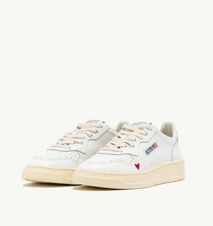 ZAPATILLAS MEDALLISTAS ‘LOVE’ EN PIEL BLANCA Y ROJA ZAPATILLAS MEDALLISTAS ‘LOVE’ EN PIEL BLANCA Y ROJA