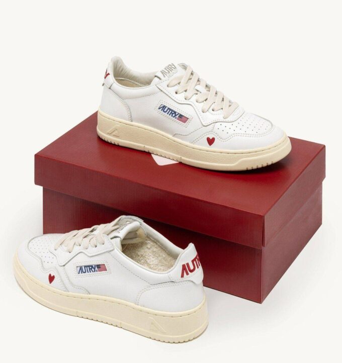 ZAPATILLAS MEDALLISTAS ‘LOVE’ EN PIEL BLANCA Y ROJA