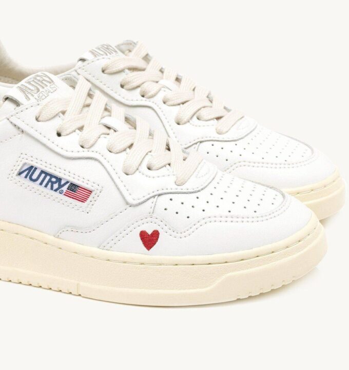 ZAPATILLAS MEDALLISTAS ‘LOVE’ EN PIEL BLANCA Y ROJA