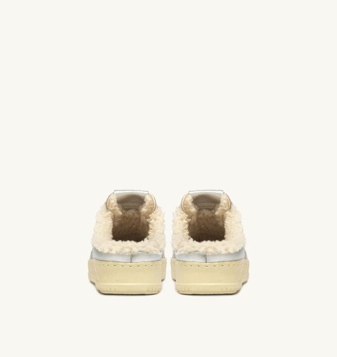 ZAPATILLAS MULE MEDALIST DE PIEL Y BORREGO EN TONO PLATEADO
