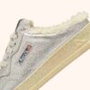 ZAPATILLAS MULE MEDALIST DE PIEL Y BORREGO EN TONO PLATEADO