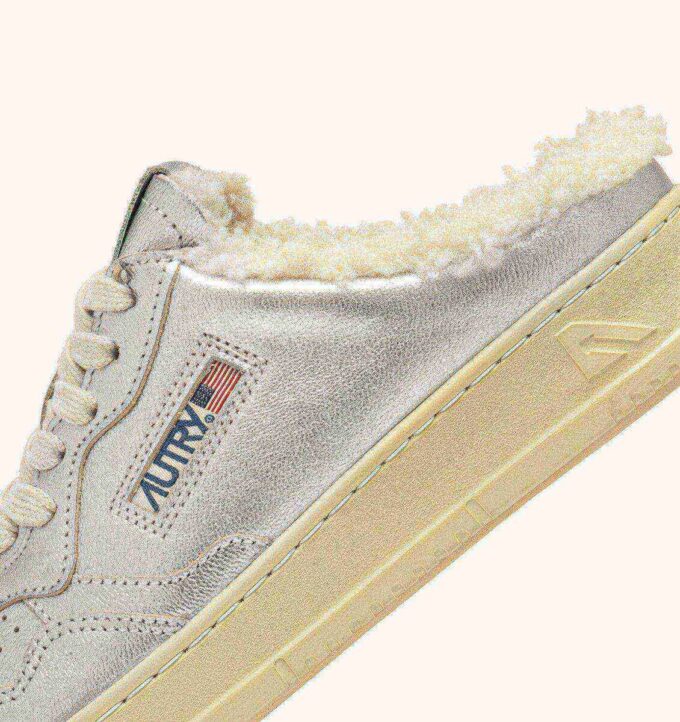 ZAPATILLAS MULE MEDALIST DE PIEL Y BORREGO EN TONO PLATEADO