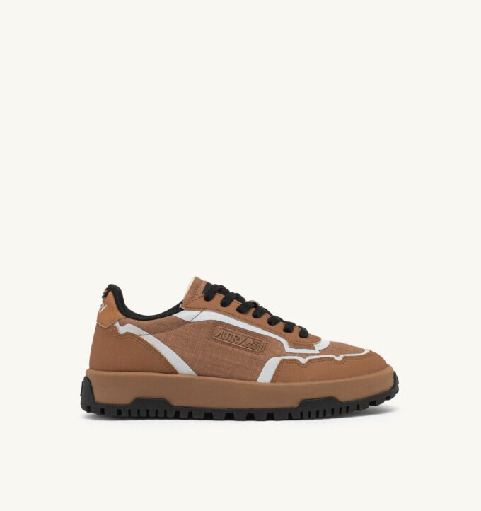 ZAPATILLAS WILDPACE LOW DE NYLON RIPSTOP Y CUERO COLOR AZÚCAR MARRÓN Y REFLEX ZAPATILLAS WILDPACE LOW DE NYLON RIPSTOP Y CUERO COLOR AZÚCAR MARRÓN Y REFLEX