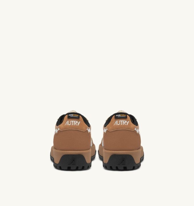 ZAPATILLAS WILDPACE LOW DE NYLON RIPSTOP Y CUERO COLOR AZÚCAR MARRÓN Y REFLEX ZAPATILLAS WILDPACE LOW DE NYLON RIPSTOP Y CUERO COLOR AZÚCAR MARRÓN Y REFLEX