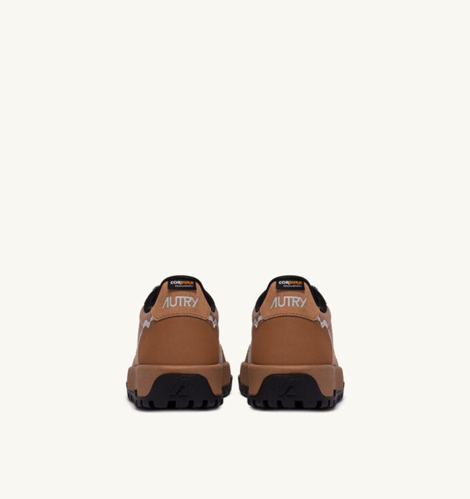 ZAPATILLAS WILDPACE LOW DE NYLON RIPSTOP Y CUERO COLOR AZÚCAR MARRÓN Y REFLEX ZAPATILLAS WILDPACE LOW DE NYLON RIPSTOP Y CUERO COLOR AZÚCAR MARRÓN Y REFLEX