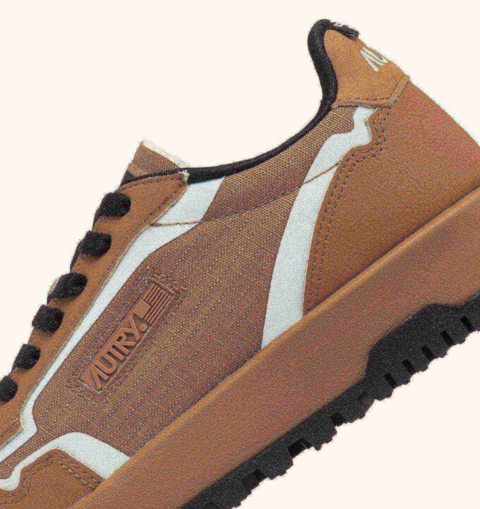 ZAPATILLAS WILDPACE LOW DE NYLON RIPSTOP Y CUERO COLOR AZÚCAR MARRÓN Y REFLEX ZAPATILLAS WILDPACE LOW DE NYLON RIPSTOP Y CUERO COLOR AZÚCAR MARRÓN Y REFLEX