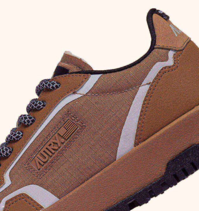 ZAPATILLAS WILDPACE LOW DE NYLON RIPSTOP Y CUERO COLOR AZÚCAR MARRÓN Y REFLEX ZAPATILLAS WILDPACE LOW DE NYLON RIPSTOP Y CUERO COLOR AZÚCAR MARRÓN Y REFLEX